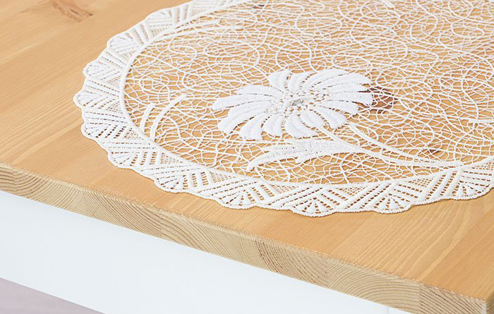 kleine Tischdecke auf Tafel